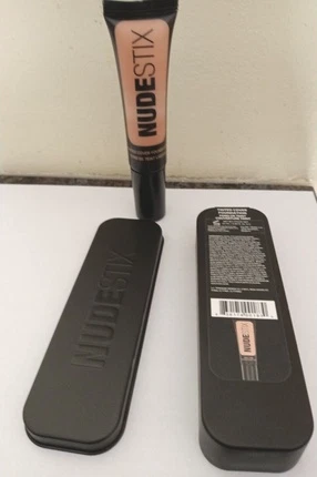 Тональная основа Tinted Cover Foundation от Nudestix